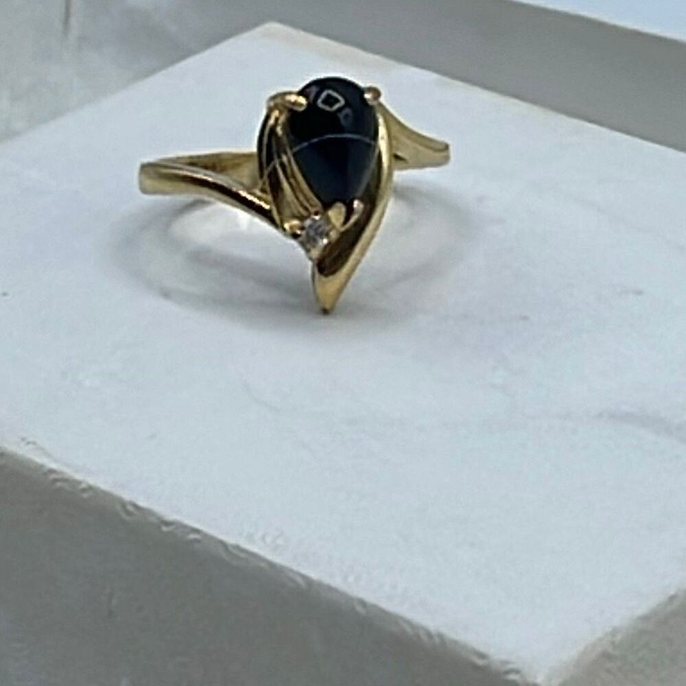 Vintage size 7 gold plated black onyx rhinestone ring.